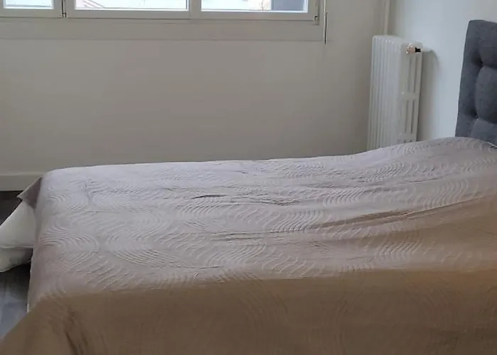 3 Bedrooms 16 - Michel Ange Apartament Paryż